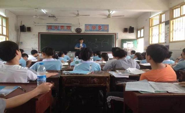 图片8（覃皓珺前往湘西支教）.jpg
