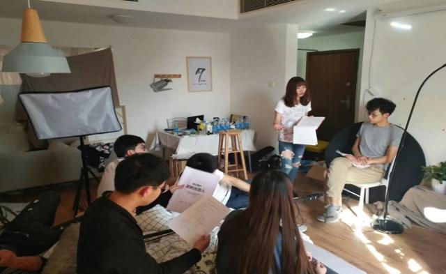 图片25（覃皓珺与杨昆、顾懿宁等人在《逆时光恋人》拍摄现场）.jpg